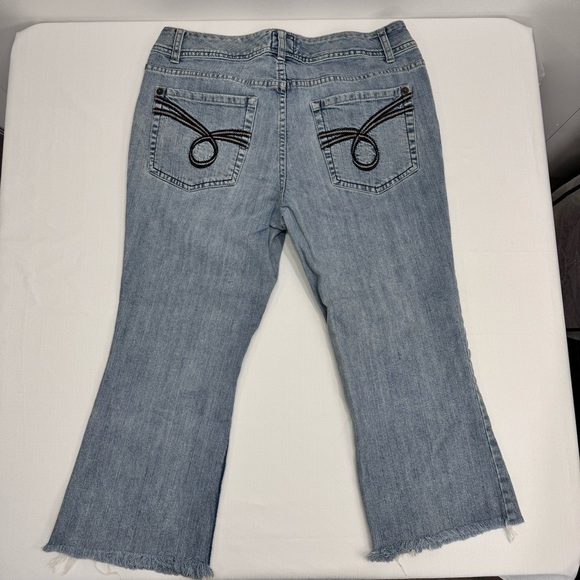 Torrid Denim Raw Raveled Hem Light Washed Cropped Jeans Size 12S - Picture 9 of 9